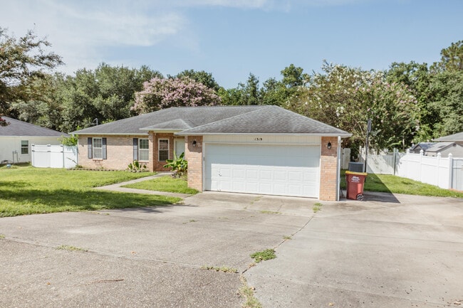 Building Photo - 1319 Jefferyscot Dr
