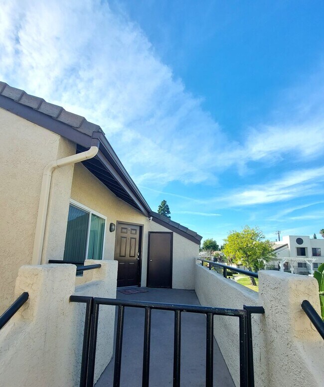 Foto del edificio - AVAILABLE NOW! Ontario Apt. in a gated community