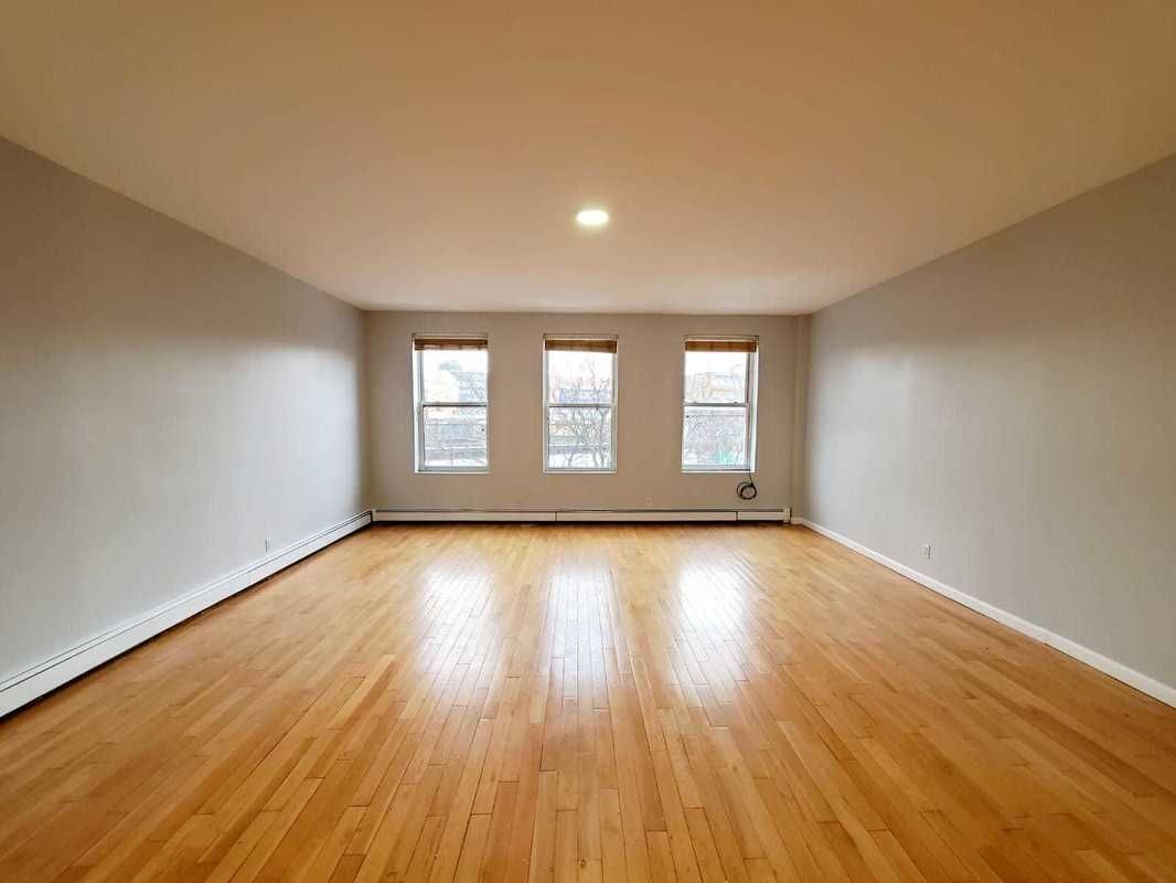 HUGE living room - 5638 Myrtle Ave