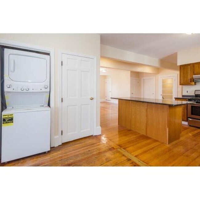 Foto del edificio - Central Heat/AC, Eat-in Kitchen, Porch, Pa...