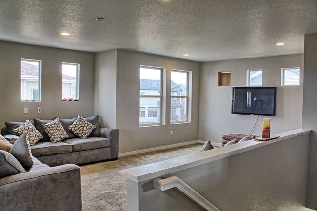 Building Photo - Newer 5 bed 3.5 bath home in the Meadows