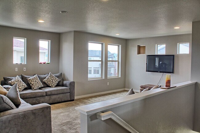 Foto del edificio - Newer 5 bed 3.5 bath home in the Meadows