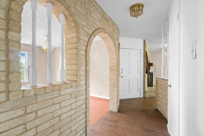 Foto del edificio - Charming Home Awaits: Spacious & in a Prim...