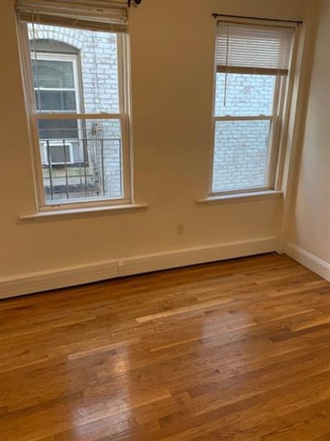 Building Photo - Affordable Student Friendly 1-bed ONLY HAL...