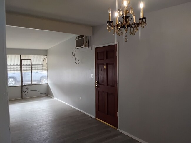 Foto del edificio - New Paint & New laminate flooring throughout home!!