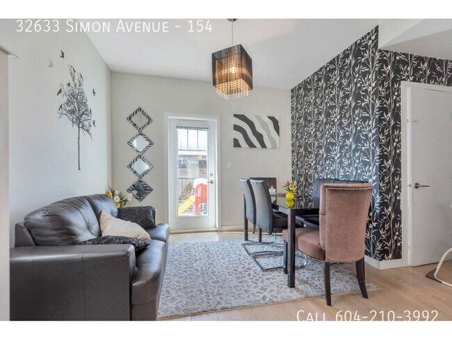 Photo du bâtiment - Corner Unit Townhouse In Abbotsford!