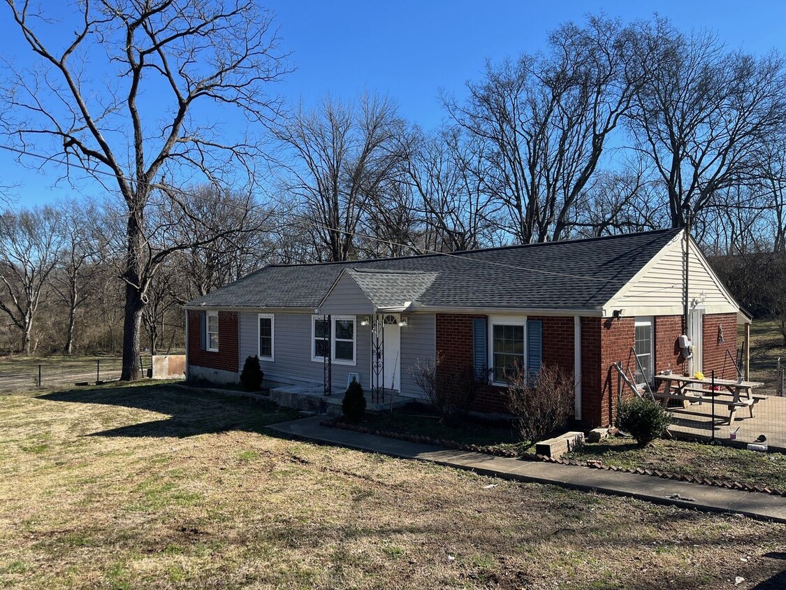 Foto principal - Nice 3 bedroom home in Madison, Tn with ba...