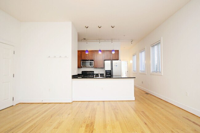 Foto del edificio - Move-in Ready, Light-Filled Downtown Condo