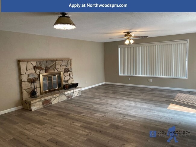 Building Photo - Nice 3 bed 2 bath in Great Neighborhood-La...