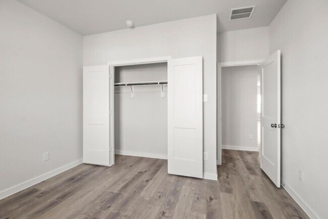 Foto del edificio - 496 Shoreview Dr