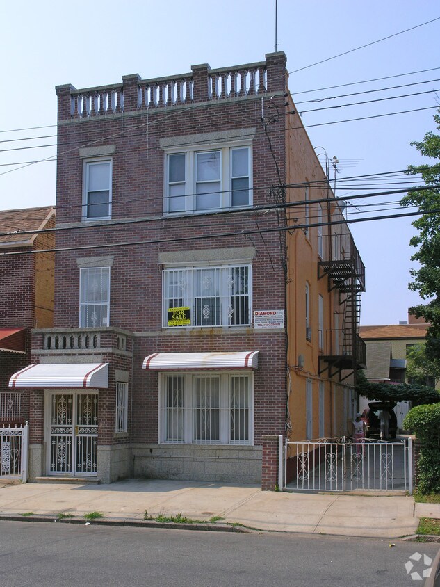 Building Photo - 910 E 230th St