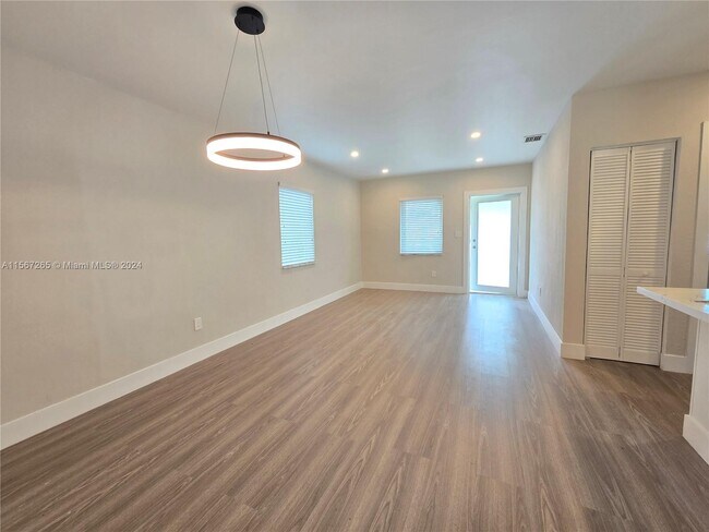 Building Photo - 3880 E 8th Ct