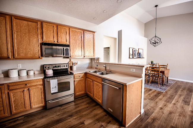 Building Photo - 1295 Villa Grove