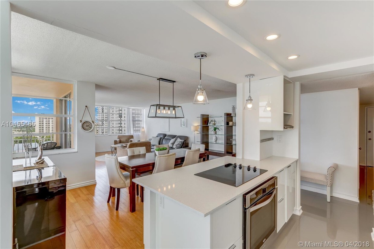 Foto principal - 18011 Biscayne Blvd