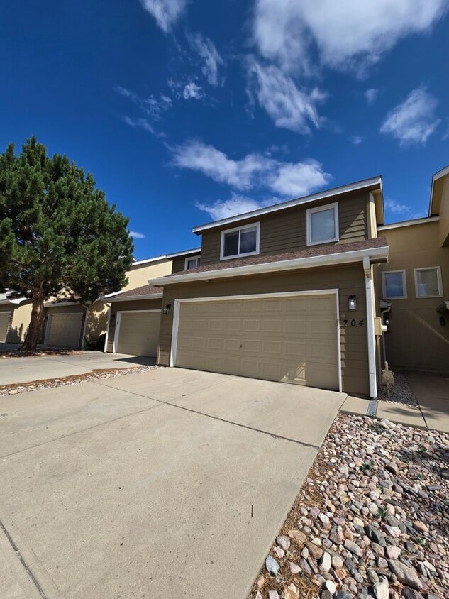 Primary Photo - Great Townhome in Windsor
