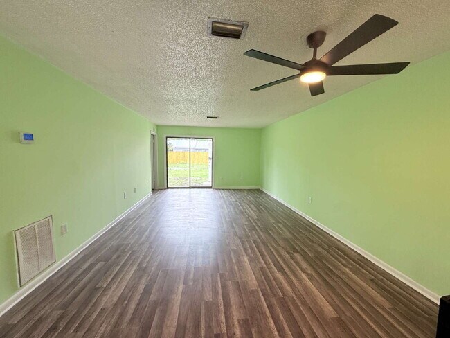 Foto del edificio - 2-Bedroom and 2Bathroom Fenced Half Duplex