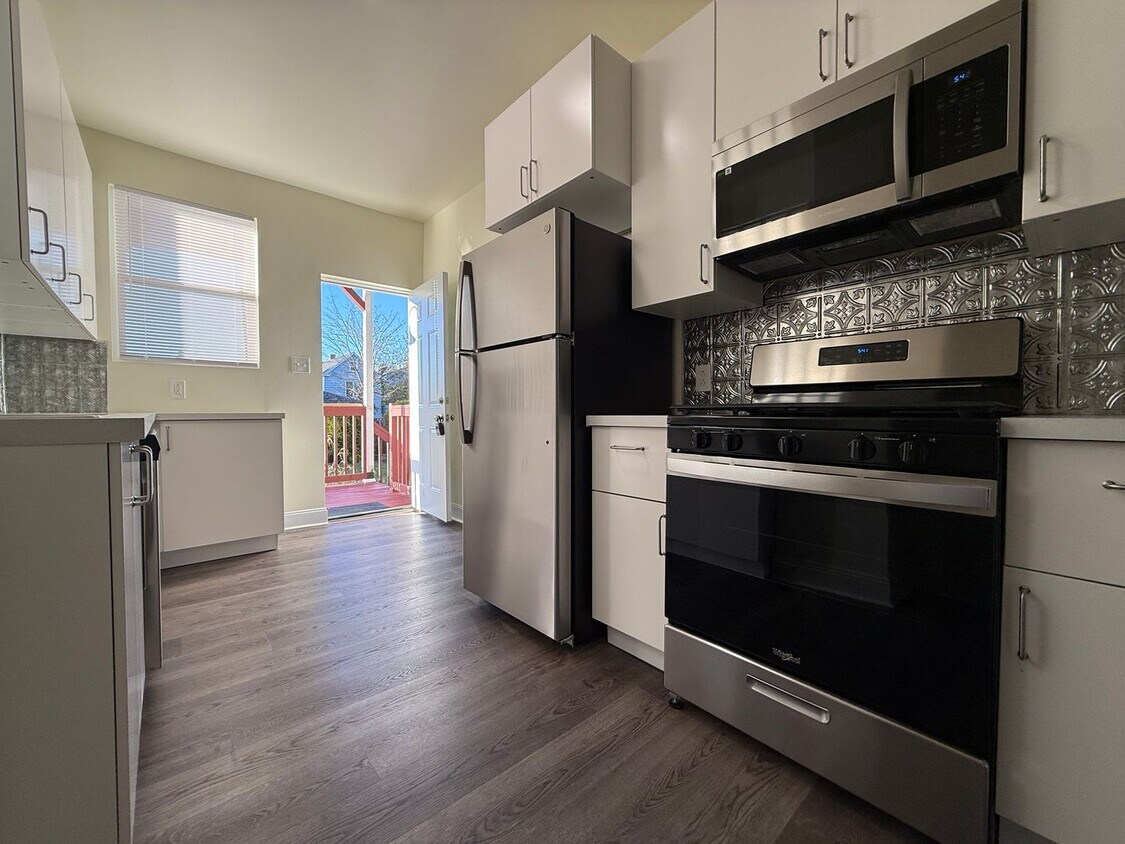 Foto principal - Updated 3BR 1.5 bath house with office/ of...