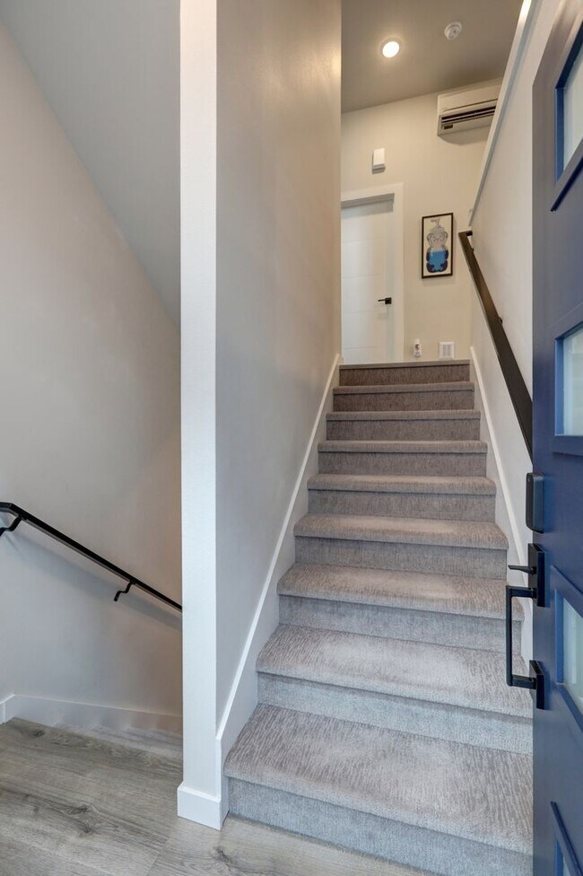Foto del edificio - Beautiful and Spacious 4bd/4ba Townhome Av...