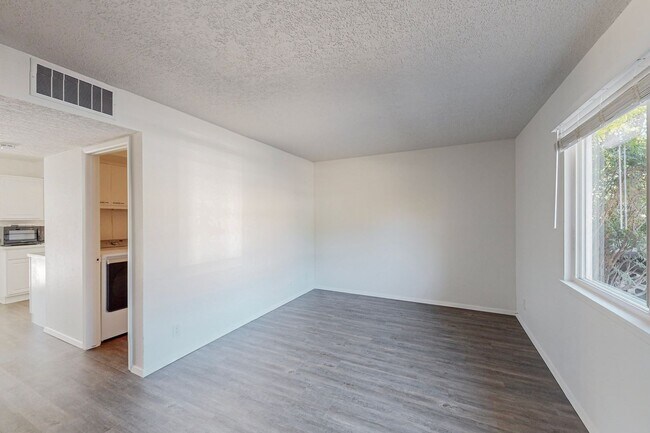 Building Photo - North Valley 2/story 3/BD 1.5/BA Townhome-...
