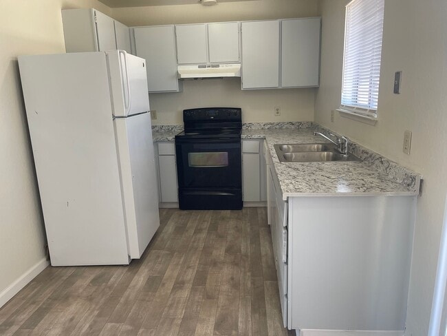 Building Photo - 1 bedroom detached home with yard