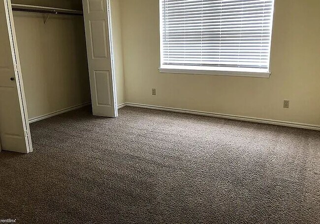 Building Photo - 1811 Sara Dr