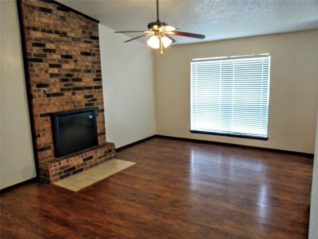 Building Photo - 121 Stonewood Dr