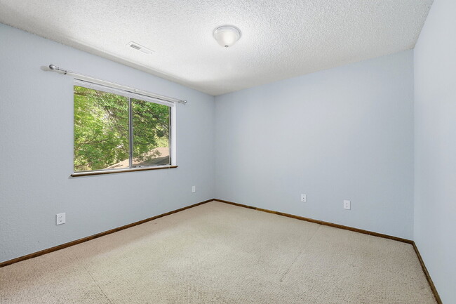 Foto del edificio - $2,595.95  - 3 Bed, 2 bath Condo with Lofted Bonus Space and In Unit Laundry!