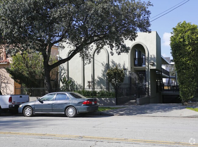 Edificio - 725 N Raymond Ave