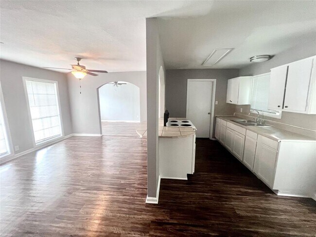 Building Photo - 5715 Lakefield Dr