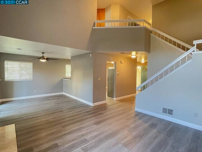 Building Photo - 1002 Pinehurst Ct