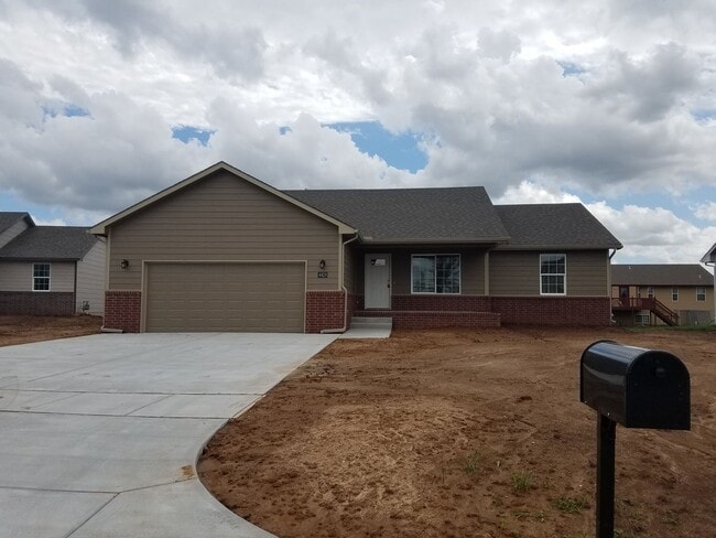 Foto del edificio - Large 4 Bedroom, 3 Bathroom!