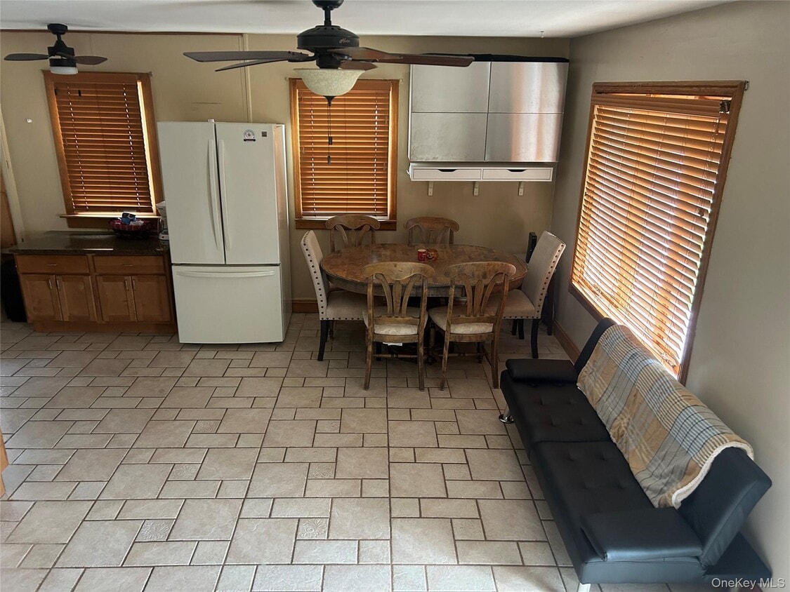 Primary Photo - 239 Curtin Ave