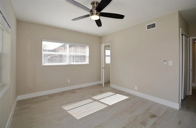 Foto del edificio - 1835 Park Ln