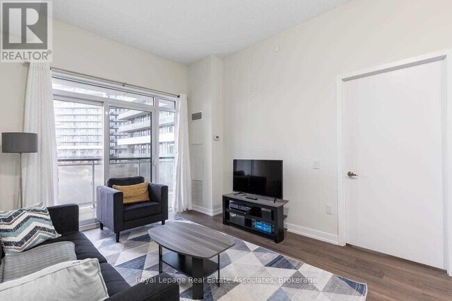Photo du bâtiment - 2560 Eglinton Ave W
