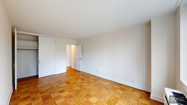 Building Photo - 400 E 71st St