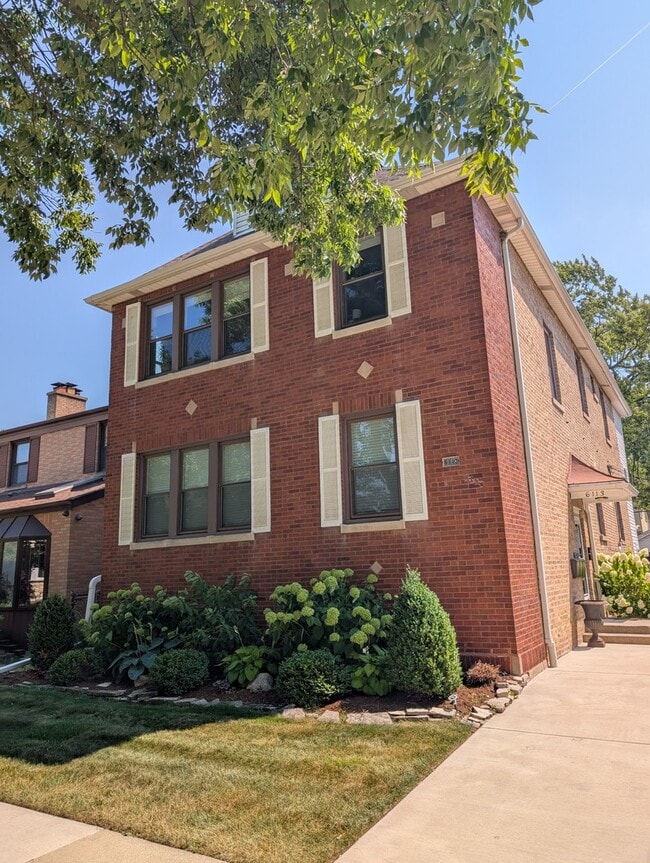 Building Photo - 6113 N Karlov Ave