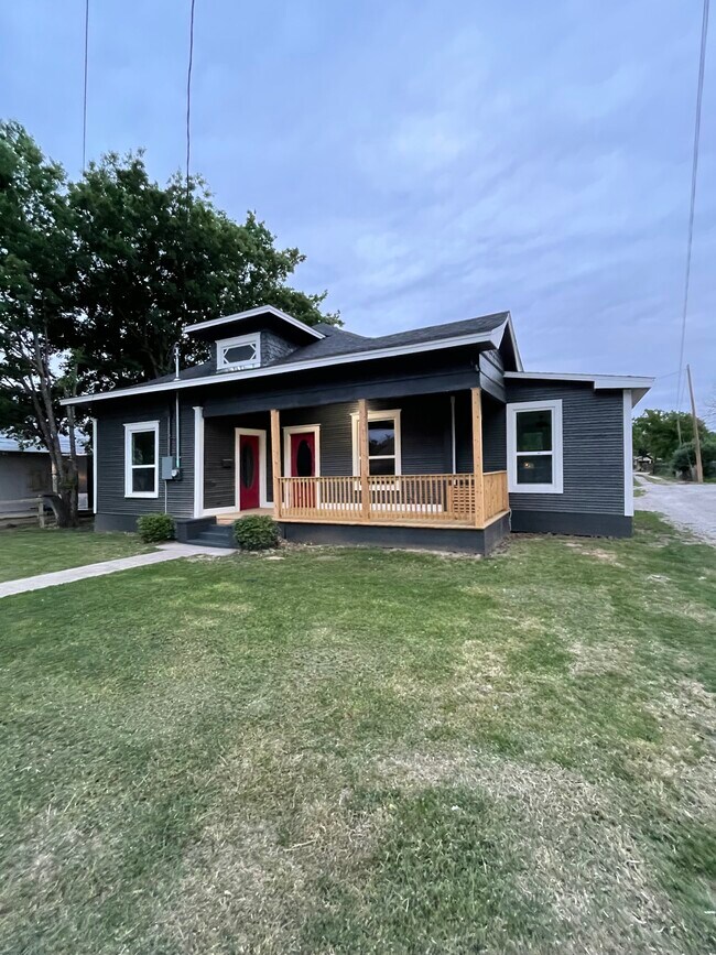 Building Photo - 1005 Ave I