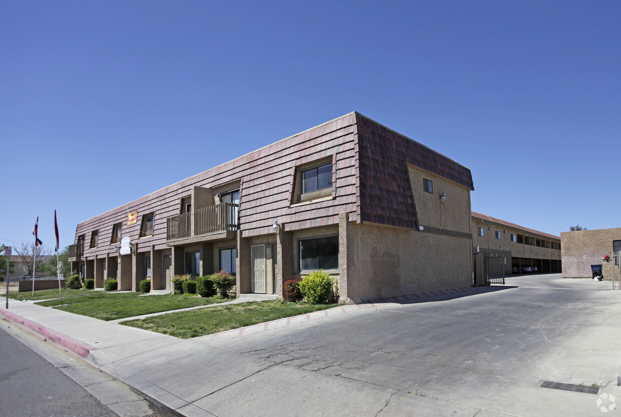 Primary Photo - Courtyard Apartments