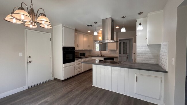 Building Photo - 2960 Cabrillo Dr