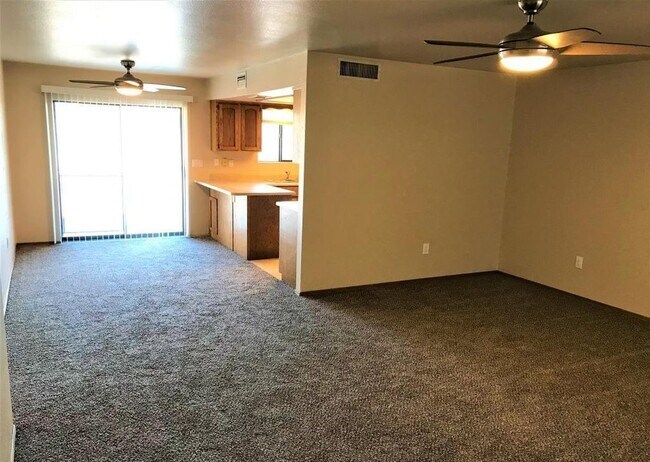 Building Photo - Move in ready.  Call for a showing. (928) ...