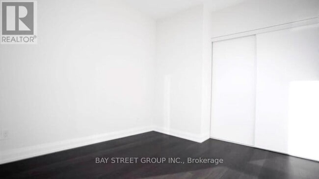 Photo du bâtiment - 5-4515 Sheppard Ave E