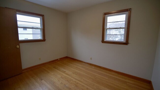 Building Photo - 3 Bed / 1 Bath Duplex Available Now