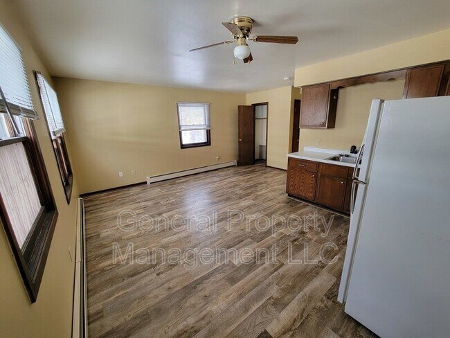 Building Photo - 1 BD, 1 BA Apartment With Off-Street Parki...