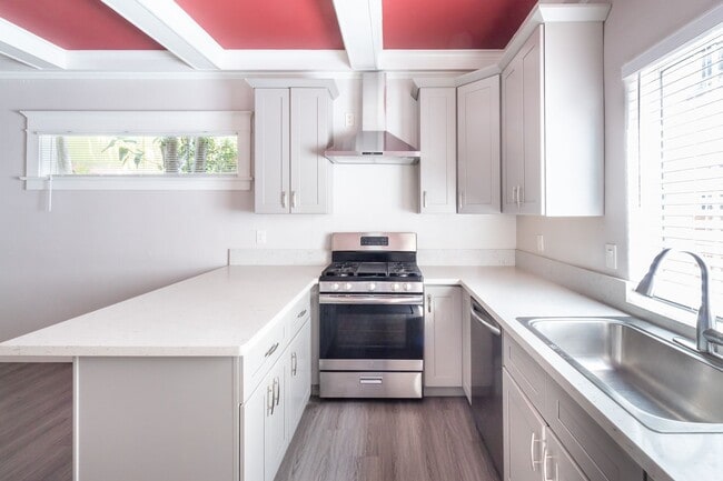 Building Photo - 338 E 7th St