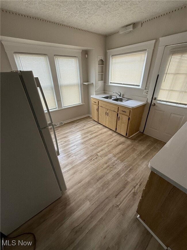 Building Photo - 10002 Parkview Ave