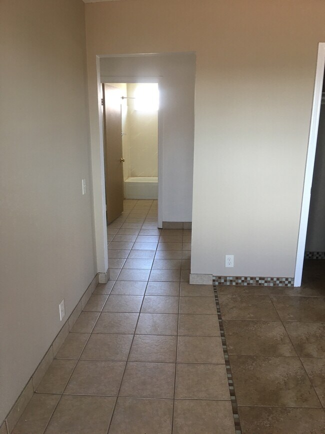 Enterance toward bedrms - 943 N Beaudry Ave