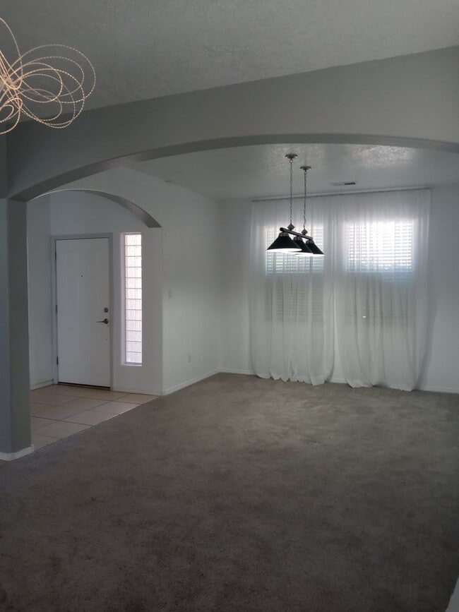 Building Photo - Easy Commute to Los Alamos or Santa Fe