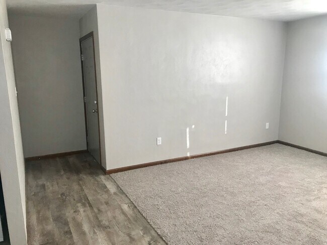 Living & Entry - 3412 N Ten Mile Dr