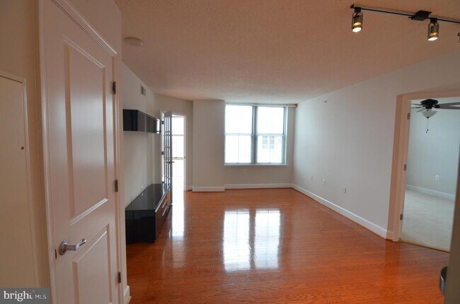 Foto del edificio - 11800 Sunset Hills Rd