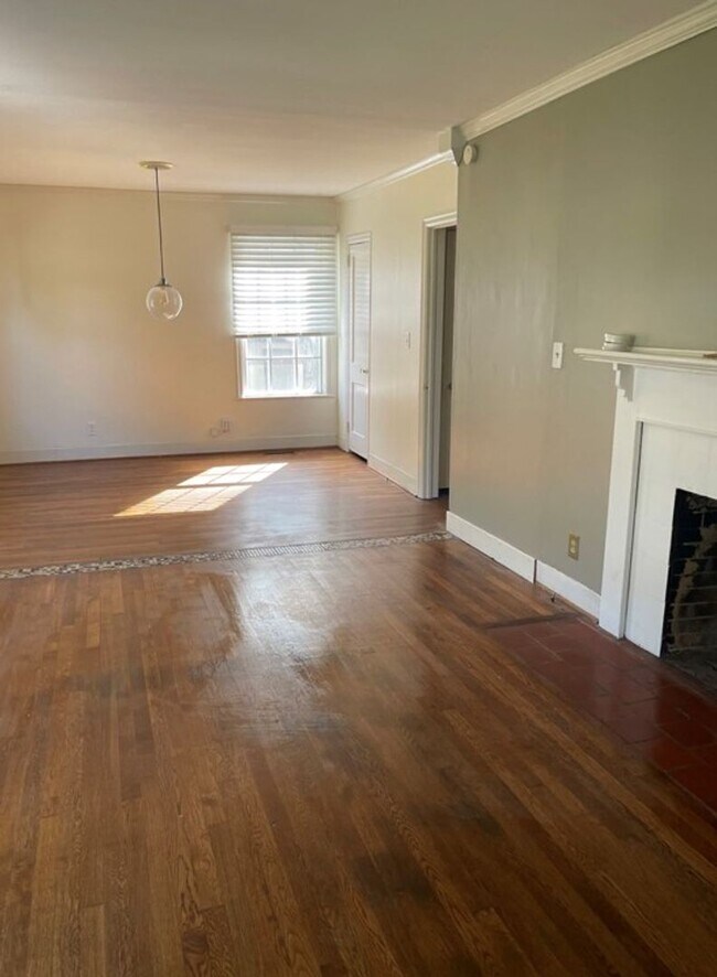 Building Photo - Comfortable Crestwood Cottage